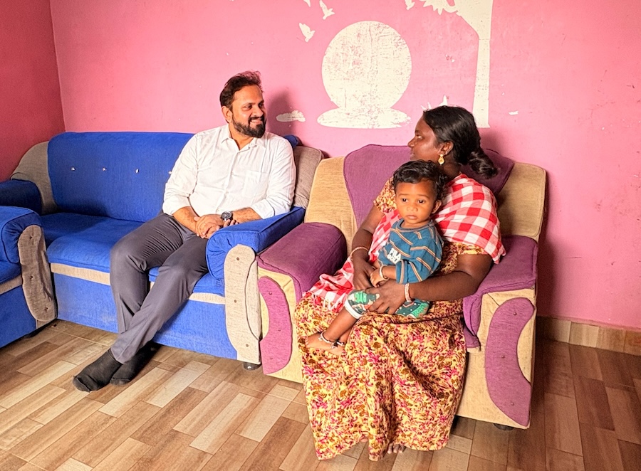 Dr. Saravanan Thangarajan in conversation with a mother in India – Photo Courtesy: Sreeaarthi Ramarao